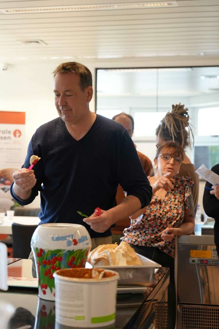 geert driesen kijkt verliefd naar roomijs